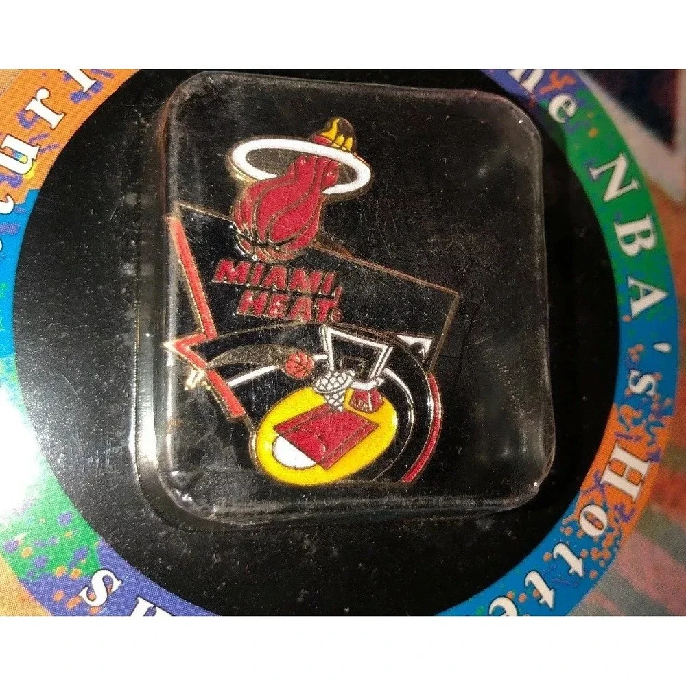 NEW 1995 IMPRINTED NBA MIAMI HEAT BASKETBALL TEAM‎ OFFICIAL LICENSE TRADING PIN
